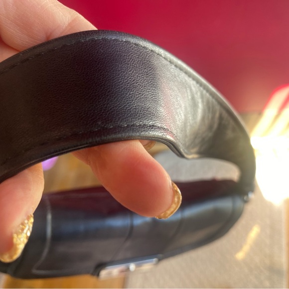 Elegant Coach Black Leather Shoulder/handle Bag with unique silver label/closure - Picture 7 of 12